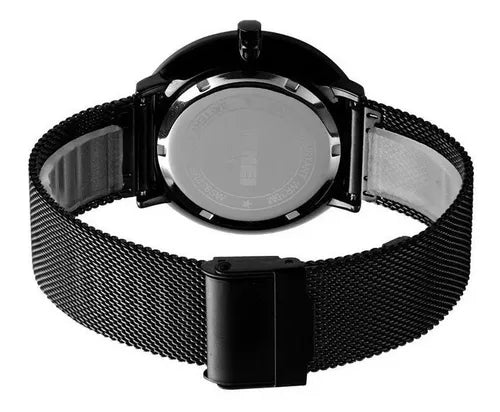 Reloj pulsera de cuerpo color negro, analógico, fondo negro, con correa de acero color negro